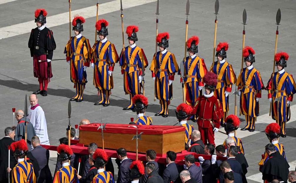 Los portadores del féretro llevan el féretro del Papa Francisco a la Basílica de San Pedro en la Ciudad del Vaticano, el 23 de abril de 2025. El cuerpo del difunto pontífice fue trasladado desde la Capilla de la Casa Santa Marta a la Basílica de San Pedro para ser velado durante tres días. El funeral tendrá lugar el 26 de abril de 2025. Foto: EFE