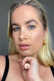 Influencer deja crecer su bigote como símbolo de amor propio