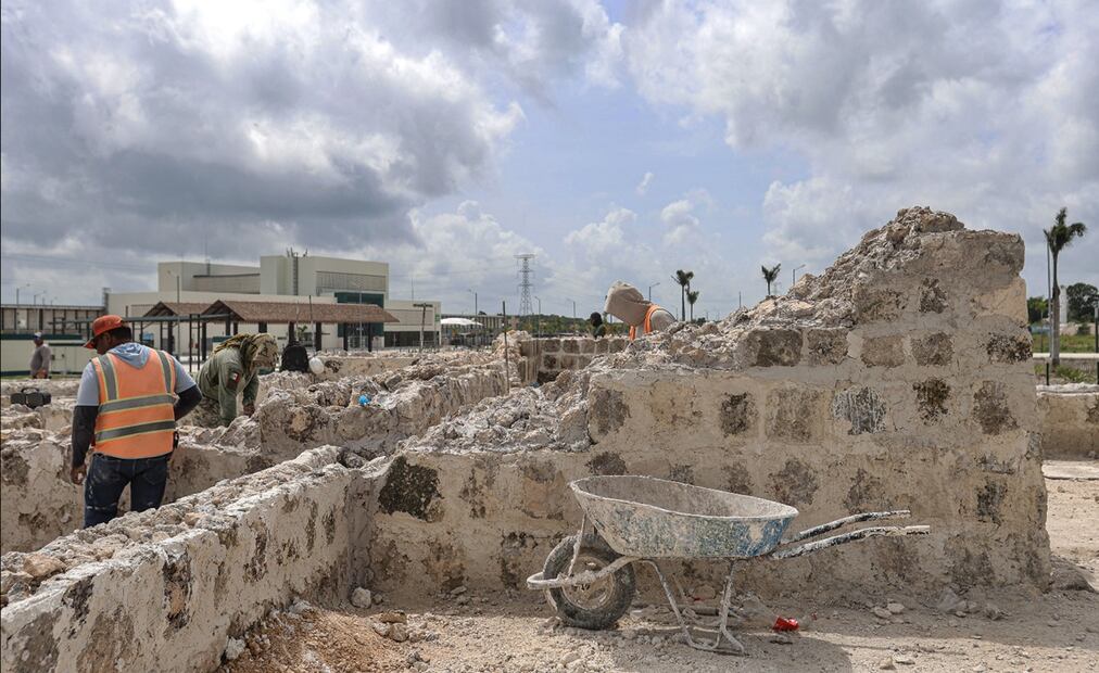 EL UNIVERSAL visitó esos trabajos de reubicación en el mes de julio, momento en que personal castrense junto con albañiles realizaban los acabados y detalles finos de esos basamentos mayas, el 3 de julio de 2025. Foto: Gabriel Pano/EL UNIVERSAL