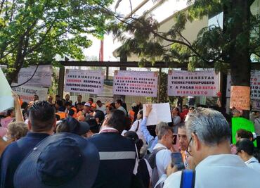 Protestan trabajadores de salud de Oaxaca; bloquean oficinas del IMSS Bienestar en CDMX