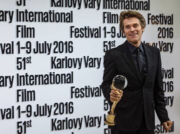 Willem Dafoe recibe el Globo de Cristal en el festival Karlovy Vary