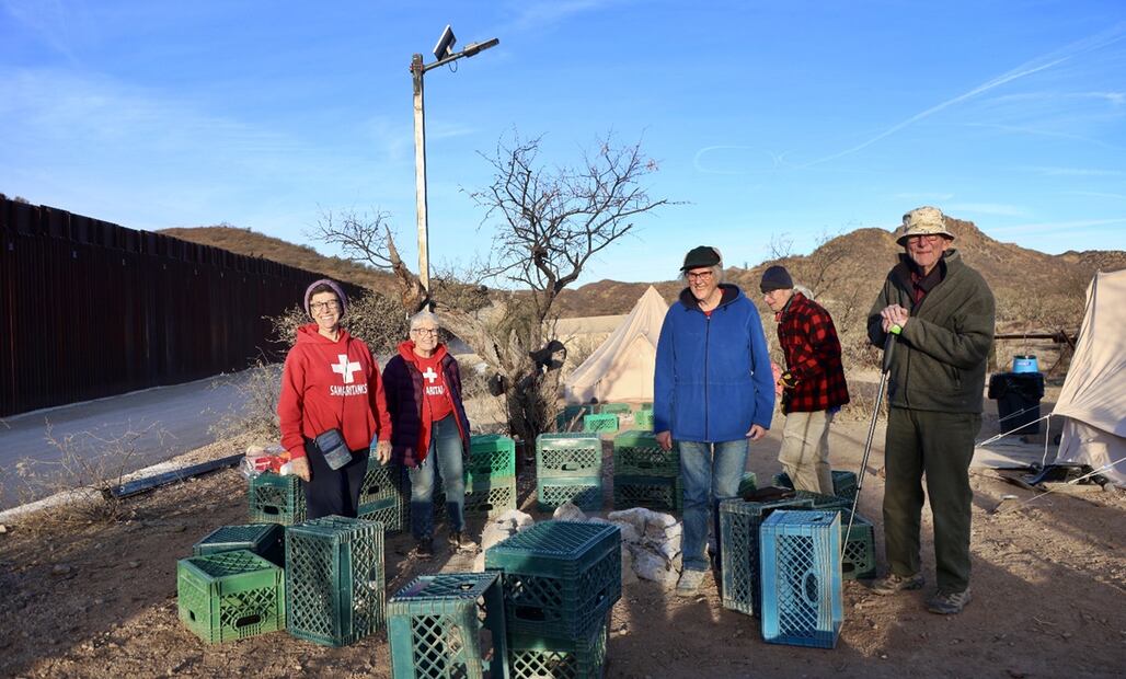 Un grupo de jubilados llamados los Tucson Samaritans proporcionan alimentos, agua, ropa y primeros auxilias a migrantes que cruzan la frontera por el sur de Arizona, el 23 de enero de 2025. Foto: Valente Rosas/EL UNIVERSAL