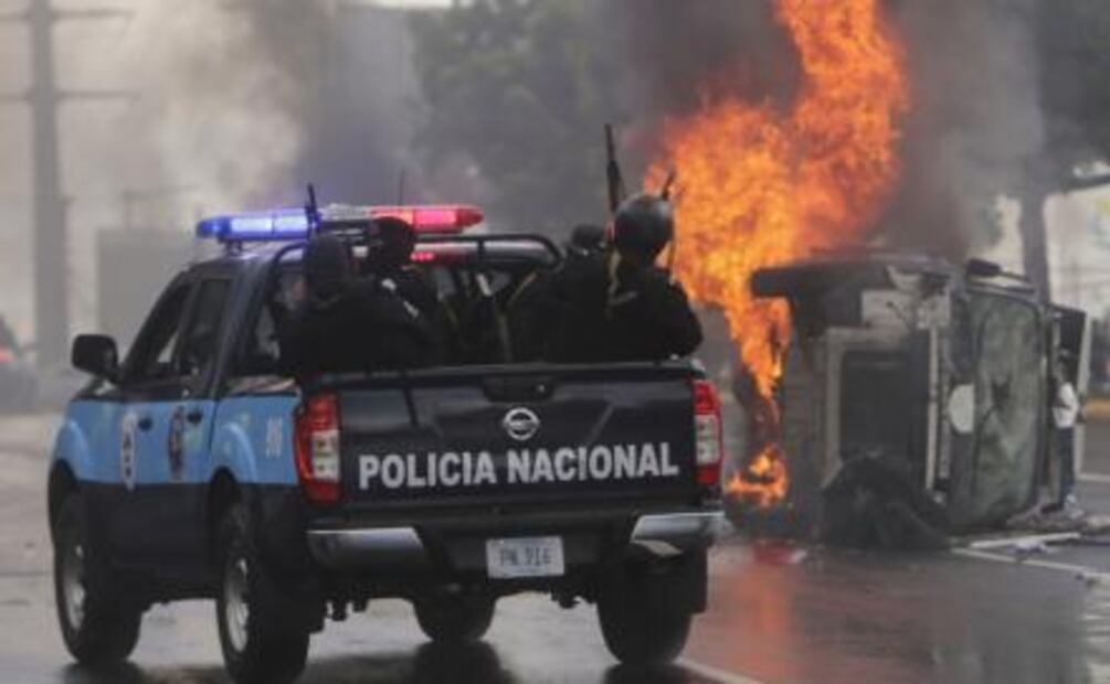 Manifestantes queman automóvil de la Policía Nacional en Nicaragua