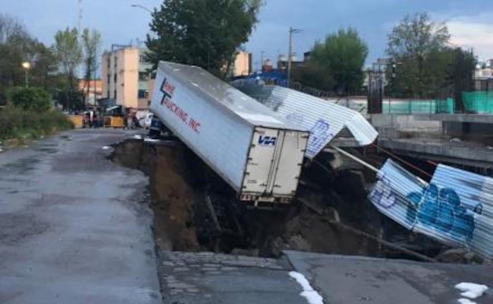 Tráiler cae en socavón en avenida Oceanía