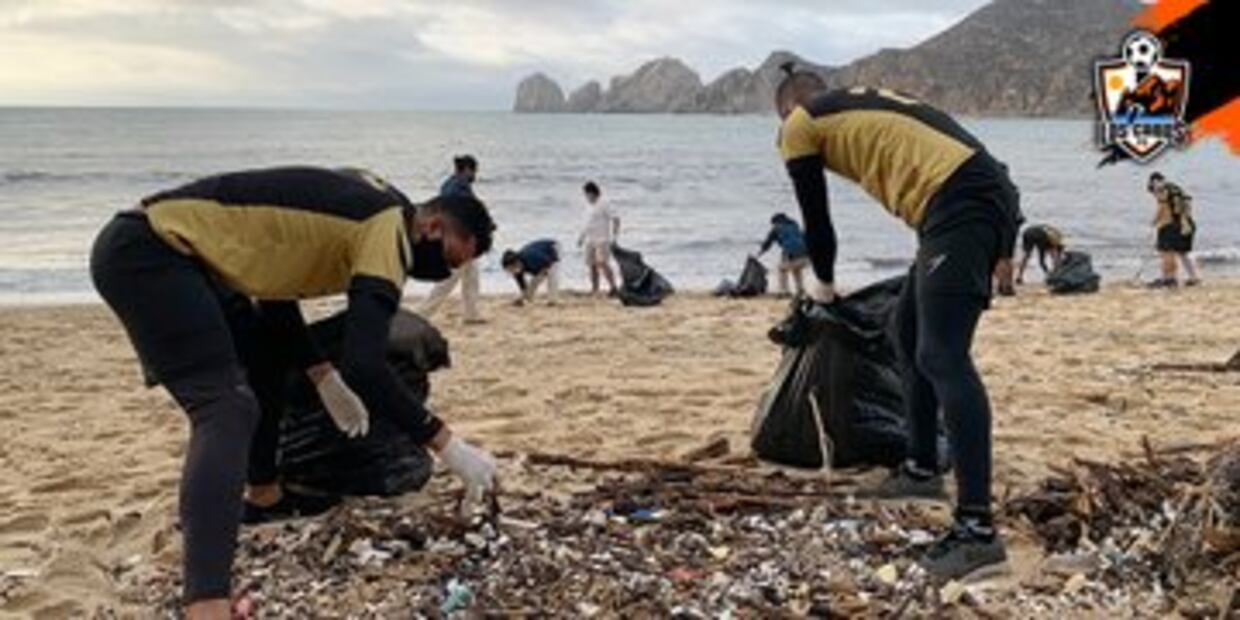 Equipo de la LBM ayuda a limpiar la playa en pretemporada