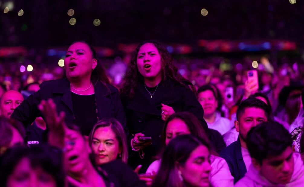 El cantautor mexicano Marco Antonio Solís, “el Buki”, en su concierto Más cerca de ti Wourld Tour 2025 en el Estadio GNP, de la Ciudad de México. Fotos: Hugo Salvador El Universal