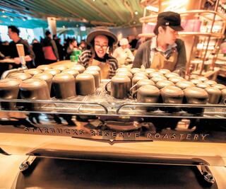 Starbucks abre su sucursal más grande