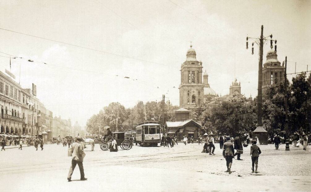 El Zócalo, la Catedral y su entorno en una postal cercana a 1910. Se ve la plaza con árboles, además de la antigua estación de tranvías; a la izquierda está el Portal de Mercaderes con un anuncio de la tienda de sombreros Tardan. Imagen: Colección Villasana.