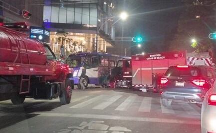 Unidad de Bomberos y autobús de transporte público chocan en calles de alcaldía Cuauhtémoc; tragahumos se dirigían a atender incendio