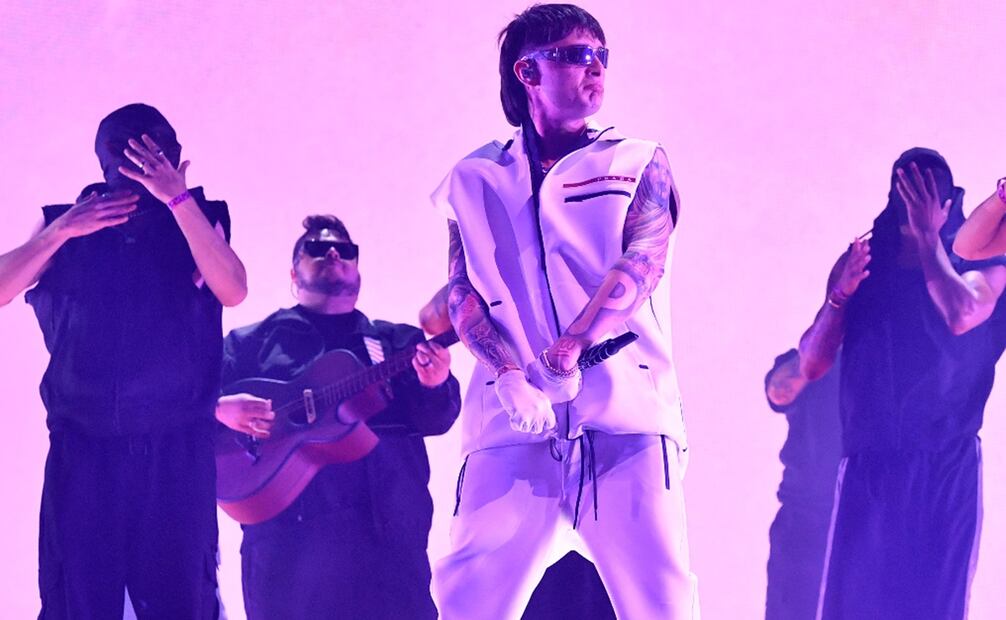 El cantante Peso Pluma en el escenario de Coachella 2024. Foto: VALERIE MACON / AFP.