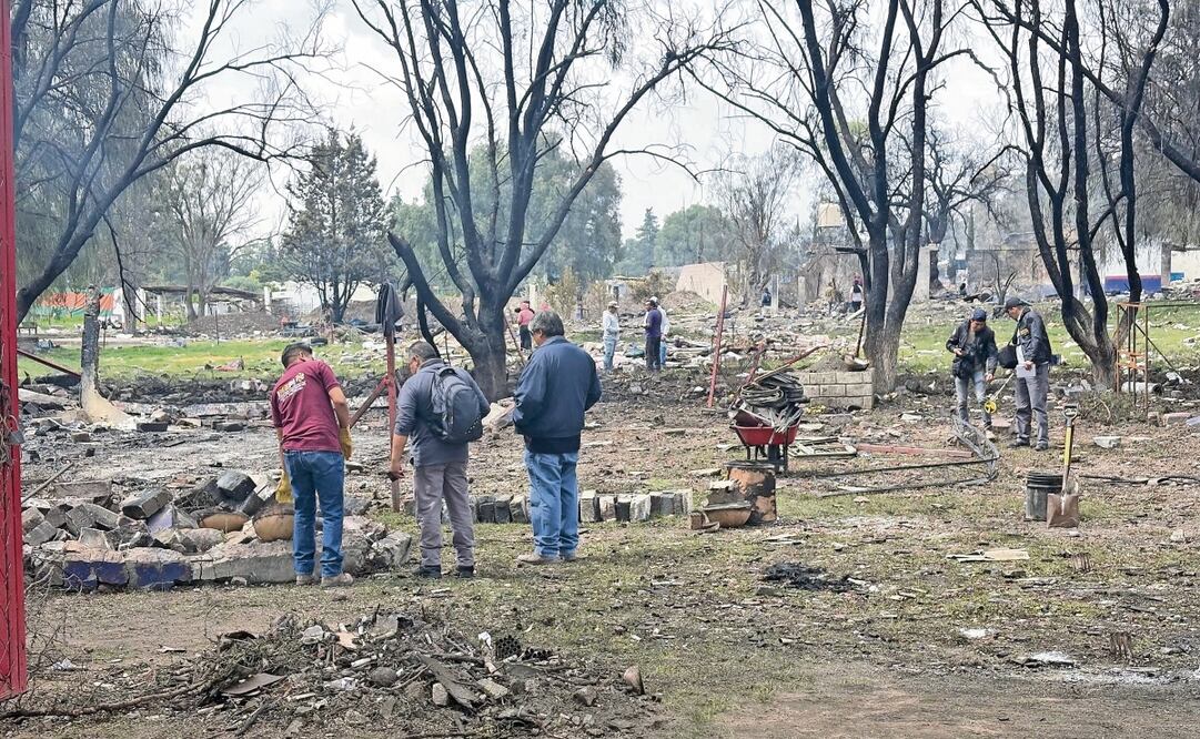 Agentes ministeriales inspeccionan los polvorines afectados por la explosión de este miércoles. Foto: Arturo Contreras / EL UNIVERSAL
