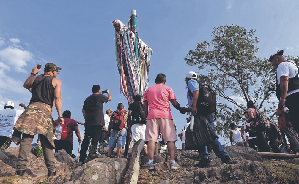 La cruz que se venera en Xochitepec es adornada con cintas de colores llamadas cendeles, y representan peticiones de los fieles. Fotos: de Fernanda Rojas. El Universal