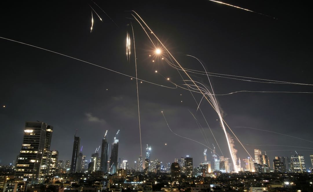 El sistema de defensa israelí Cúpula de Hierra lanza proyectiles para interceptar misiles sobre Tel Aviv, Israel, el 13 de junio de 2025. Foto: AP
