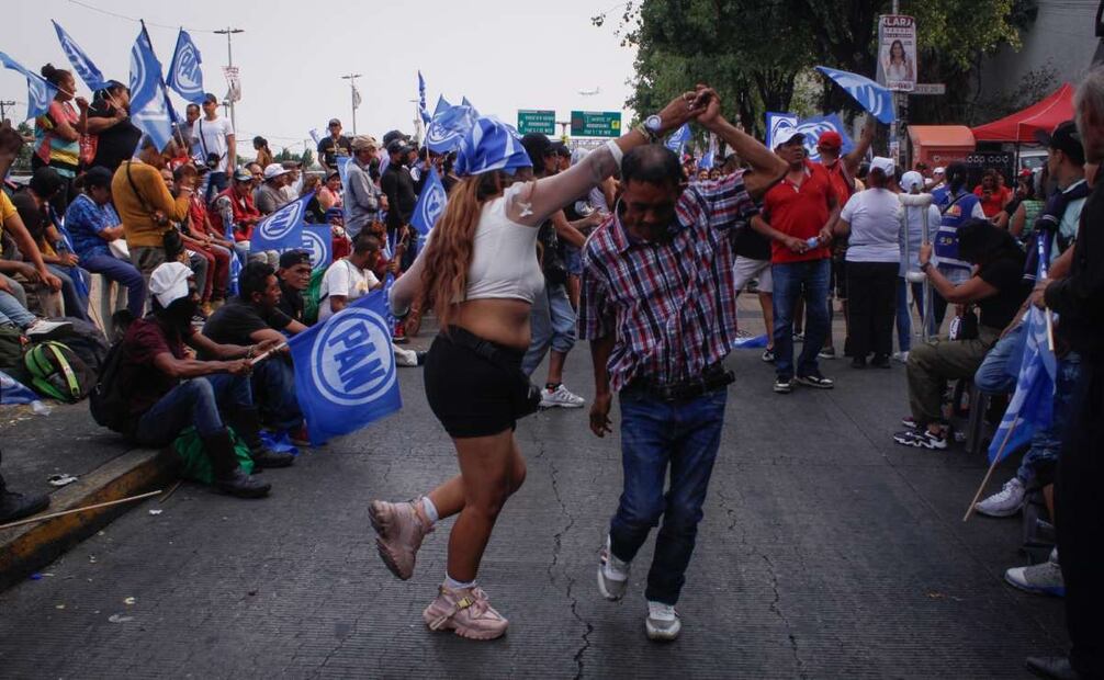 Simpatizantes del PAN y del candidato Santiago Taboada alrededor de las instalaciones MVS previo al tercer debate de los candidatos a Jefatura de Gobierno. Foto: Luis Enrique Camacho González. EL UNIVERSAL