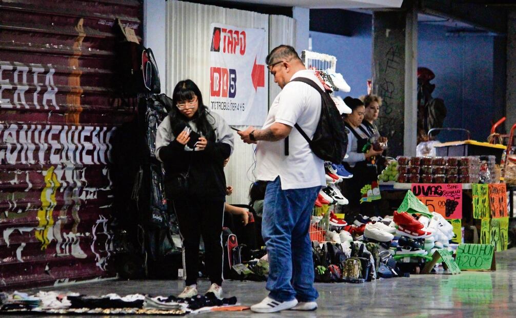 Los ambulantes venden desde ropa, zapatos y dulces hasta comida dentro del STC Metro. Foto: Luis Camacho|El Universal