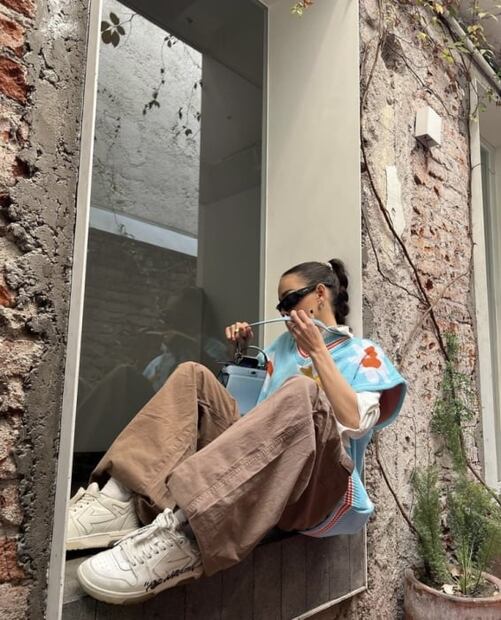 Danna Paola se pone pantalones tipo cholo y nos regresa a los 90
