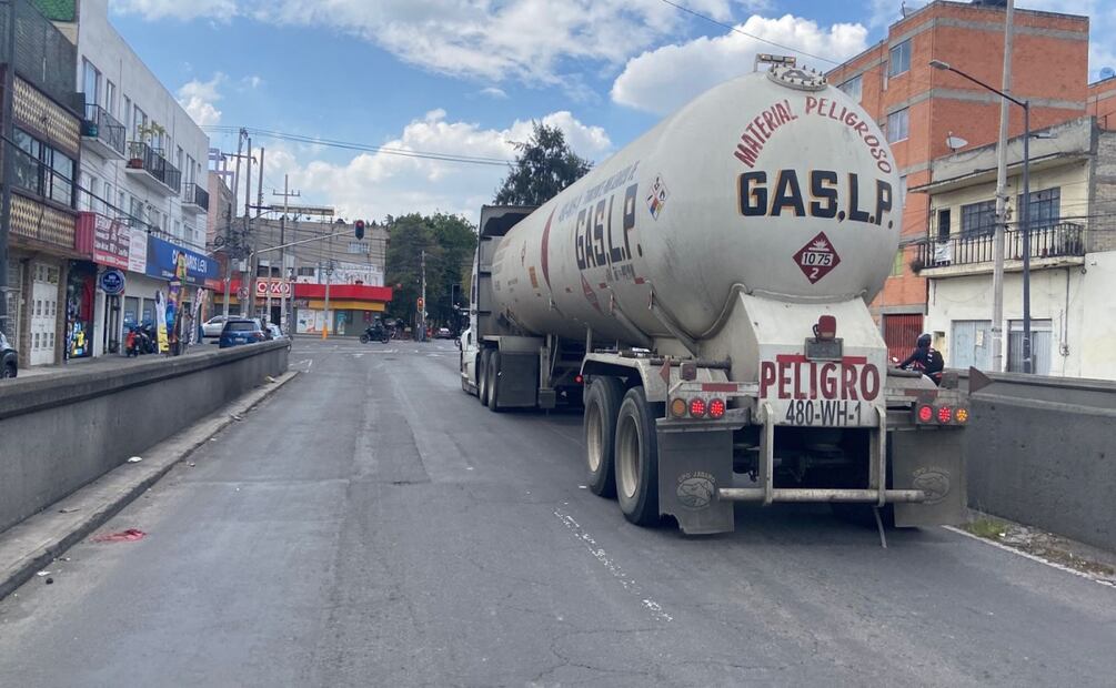Vecinos denuncian paso constante de pipas de gas pese a restricciones en la CDMX. Foto: Juan Carlos Williams