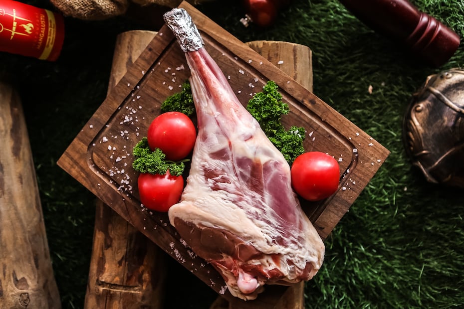 La pierna de res, conocida como pulpa negra o cañada, es la pieza más utilizada para preparar la cecina tradicional. Foto: Freepik