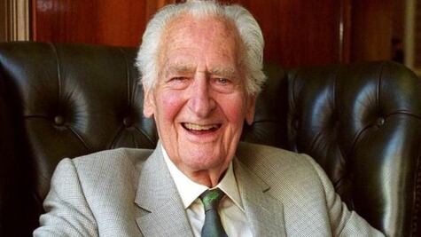 Richard Doll, el científico que demostró que fumar causa cáncer de pulmón