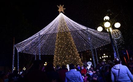 Encienden más de un millón de luces para Navidad 2020 en el Zócalo de Puebla