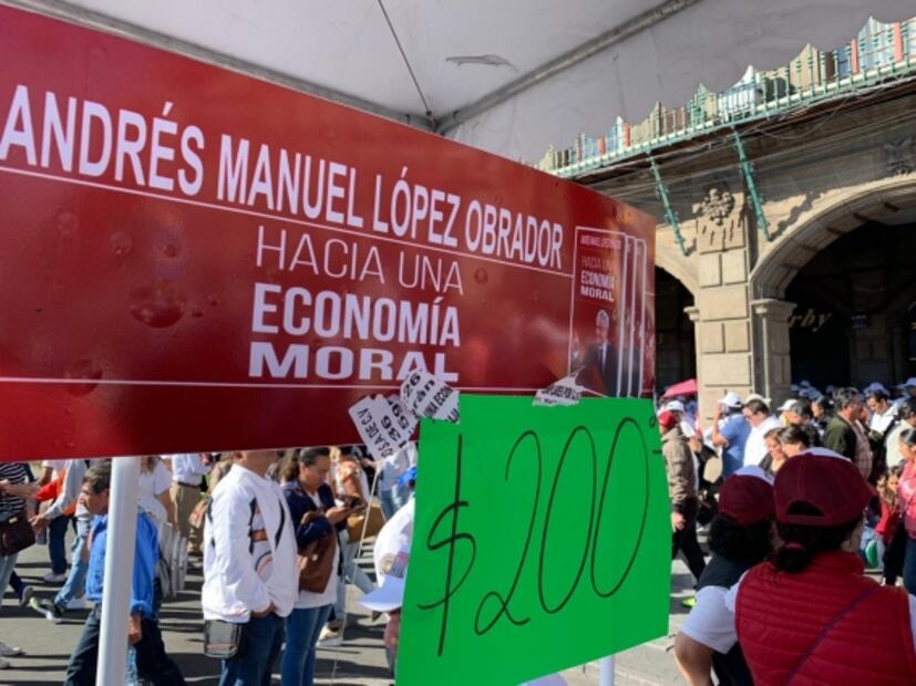 “Hacia una economía Moral”, de venta en el Zócalo durante AMLOfest