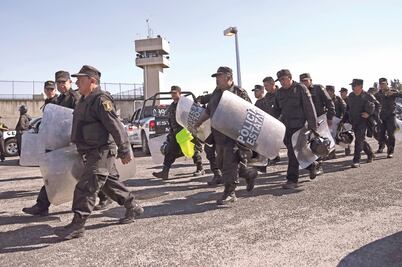 Protestan reos en penal de Neza Bordo; chocan versiones