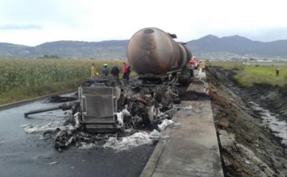 Derrame en toma clandestina de combustible provoca incendio en Acambay