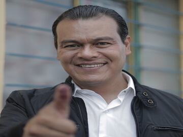 Juan Zepeda emite su voto en Neza