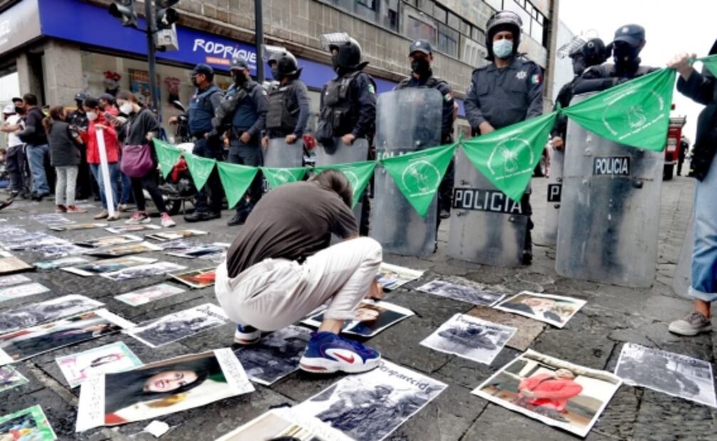 Colectivos se manifiestan contra diputados en Puebla 