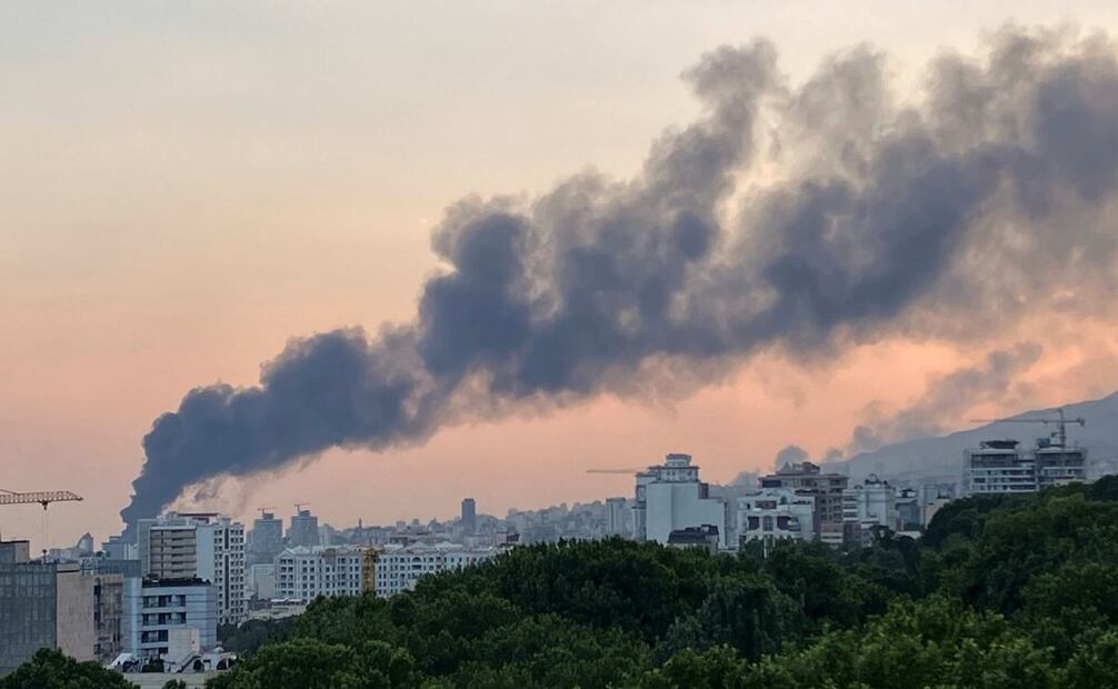 El humo se eleva desde el edificio de la televisora estatal iraní tras un ataque israelí en Teherán, Irán. Foto: AP