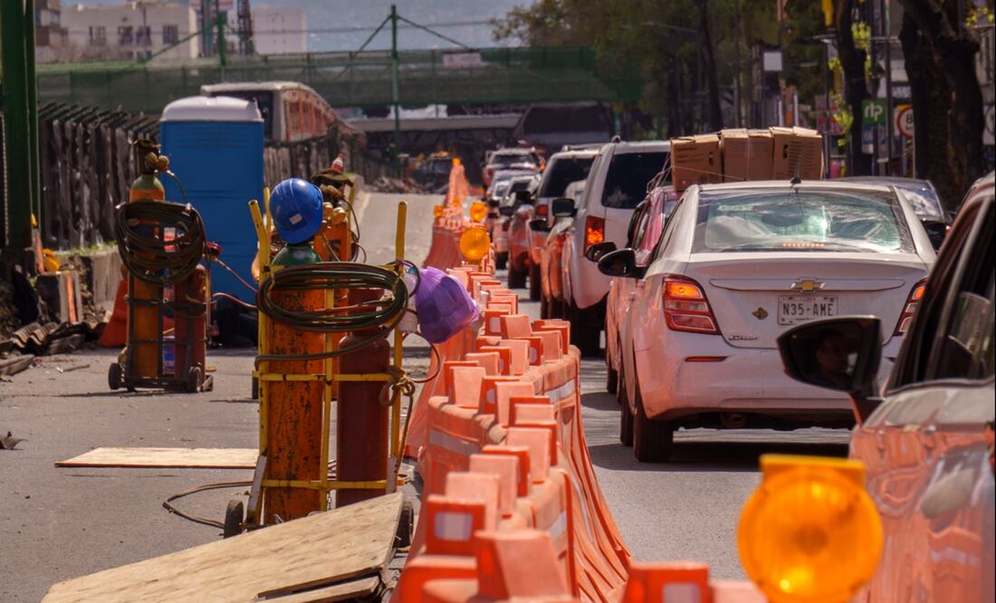 Trabajadores laboran en la construcción de la Calzada Flotante que ira sobre la Línea 2 del Metro en la Ciudad de México, el 22 de octubre de 2025. Foto: Osmar Alvarado/EL UNIVERSAL