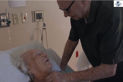 Hombre canta a su esposa de 93 años en el hospital