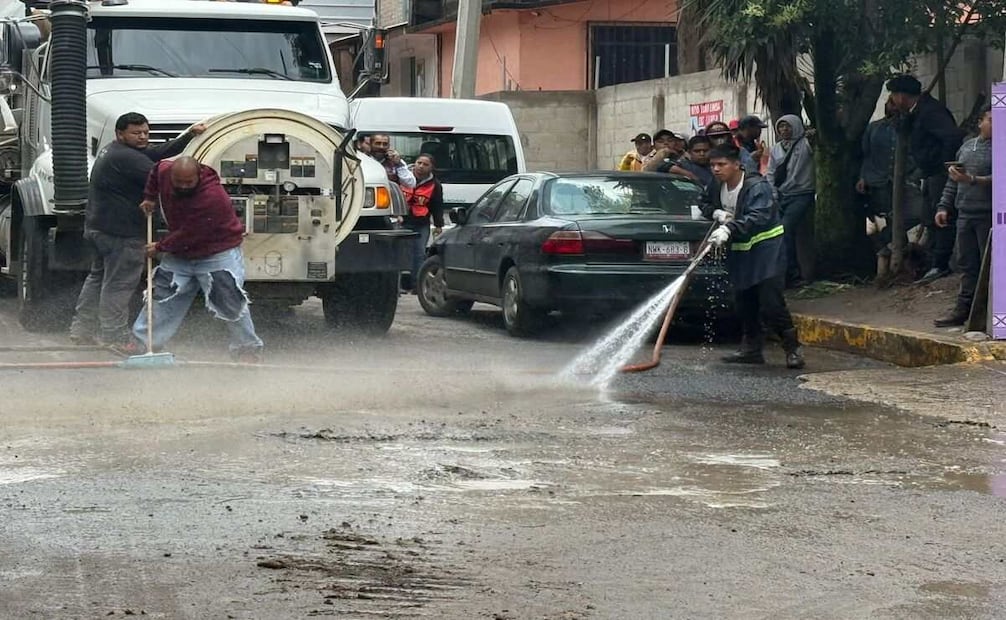 Ricardo Gudiño Morales, director de OAPAS, precisó que el origen de esa espuma está ligado a residuos domésticos, principalmente detergentes descargados desde los hogares (24/06/2025). Foto: Especial