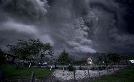 70 evacuated as Colima volcano spews ash