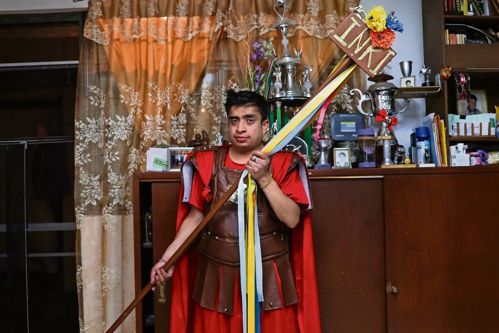 Diego se preparó desde meses antes con largas caminatas en el cerro, con sus huaraches y una botella de agua para soportar el recorrido. Foto: de Hugo Salvador. El Universal