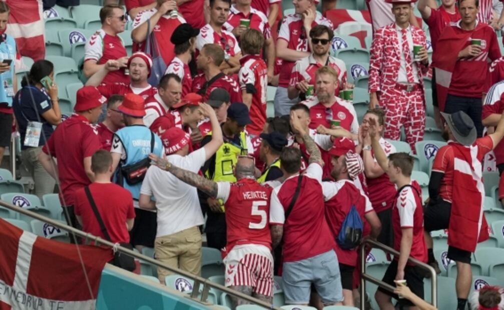 Retiran del estadio bandera LGBT que llevaban aficionados en la Eurocopa