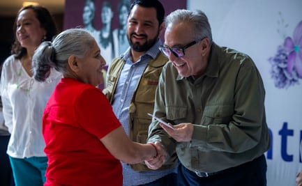 Gobernador de Sinaloa entrega tarjetas Pensión Mujeres Bienestar; 47 mil personas recibirán el beneficio