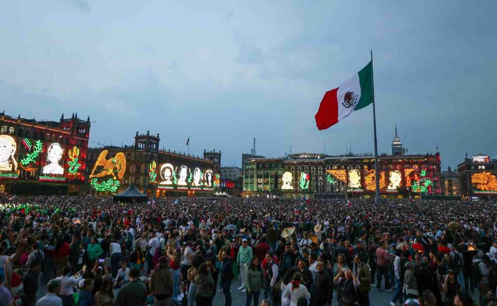 Simpatizantes de AMLO acuden al Zócalo para su último grito. Foto: Diego Simón/EL UNIVERSAL