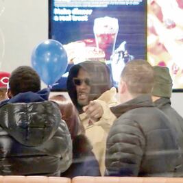 R Kelly saluda a fan al salir de prisión