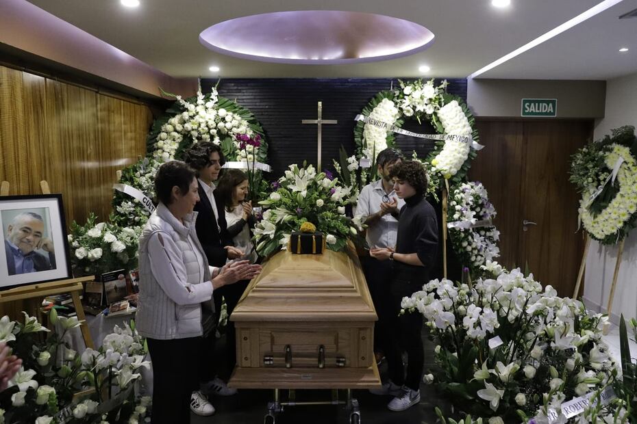 Ciudad de México 26/08/2023 Aspectos del velorio de el escritor Ignacio Solares dónde familiares y amigos esperan su cuerpo en la funeraria Gayosso de Felix Cuevas . Foto: Fernanda Rojas