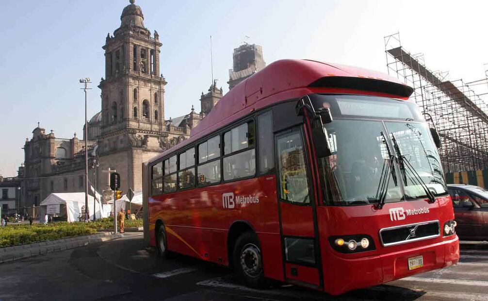 El modelo color rojo del Metrobús comenzó a circular en 2007. En la imagen la presentación de estas nuevas unidades. Foto: René Rozzainz/ Archivo EL UNIVERSAL.