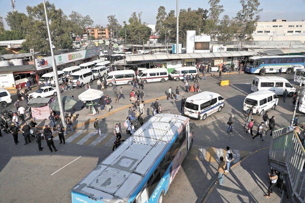 En un recorrido realizado por EL UNIVERSAL, se observó que en las horas pico hay unidades generando aglomeraciones en zonas que son sólo para circulación del transporte. Fotos/IVÁN STEPHENS. EL UNIVERSAL