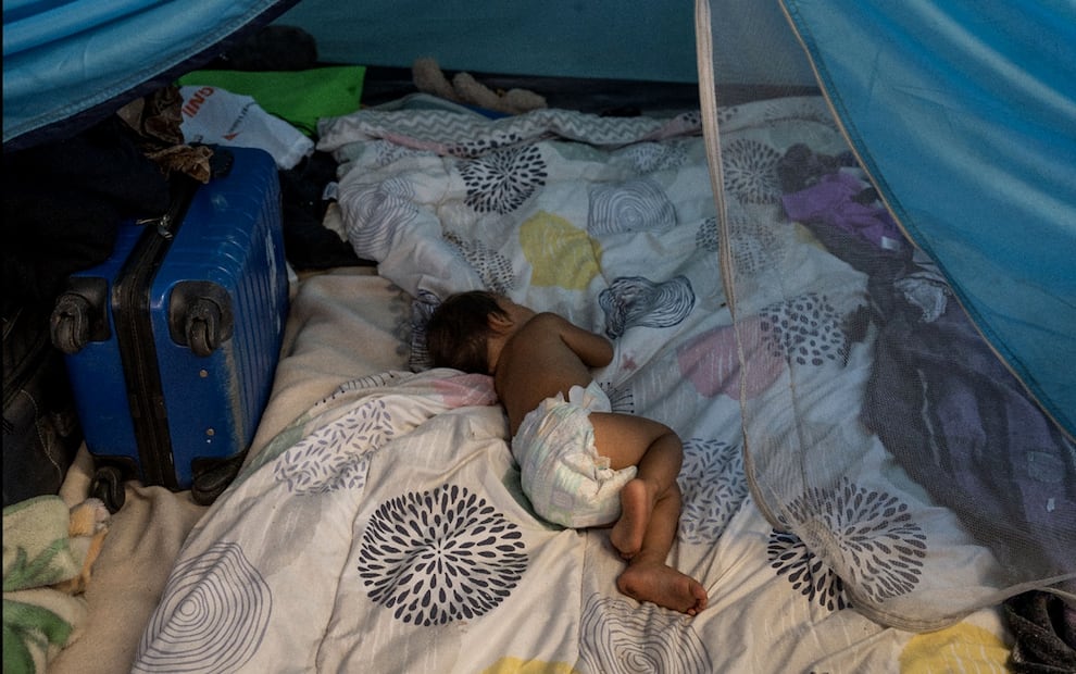 Una familia de migrantes hondureños se autodeportó y cruzó a la ciudad fronteriza de Tijuana por miedo a las redadas y detenciones de ICE. Foto: Aimee Melo/EL UNIVERSAL