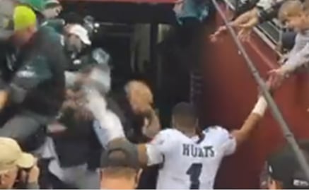 VIDEO: Aficionados caen de la tribuna y casi aplastan a Jalen Hurts