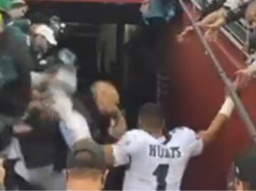 VIDEO: Aficionados caen de la tribuna y casi aplastan a Jalen Hurts