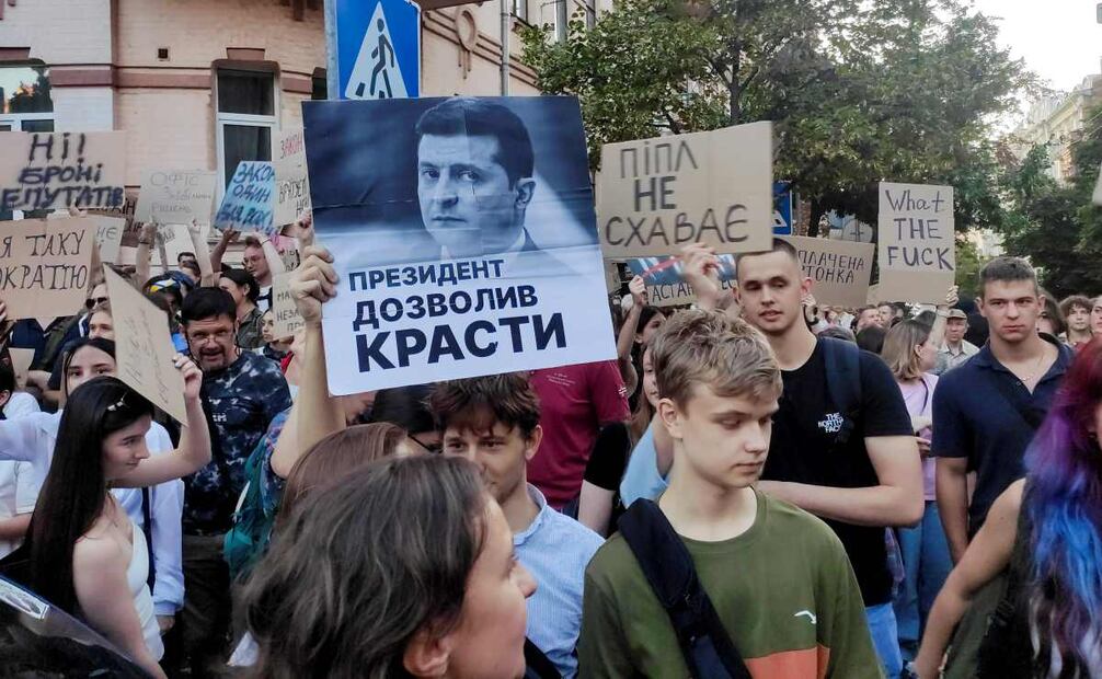 Miles de ucranianos se congregaron este miércoles por la noche en una céntrica plaza de Kiev, situada cerca a la residencia presidencial de Volodímir Zelenski, en el segundo día de protestas contra la aprobación de una ley cuyos críticos creen que despoja de su independencia a dos organismos clave en la lucha contra la corrupción, al someterlos al control del Estado. Foto: Archivo/ EFE