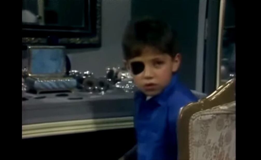 Héctor Sapiña comenta que un recurso cercano al plot twist, es el cliffhanger, que nos deja “al borde del asiento” como el final de la novela, en que el nieto de Catalina parecía llevar la maldad en la sangre y sugería una posible continuación que no se dio. Captura de pantalla.