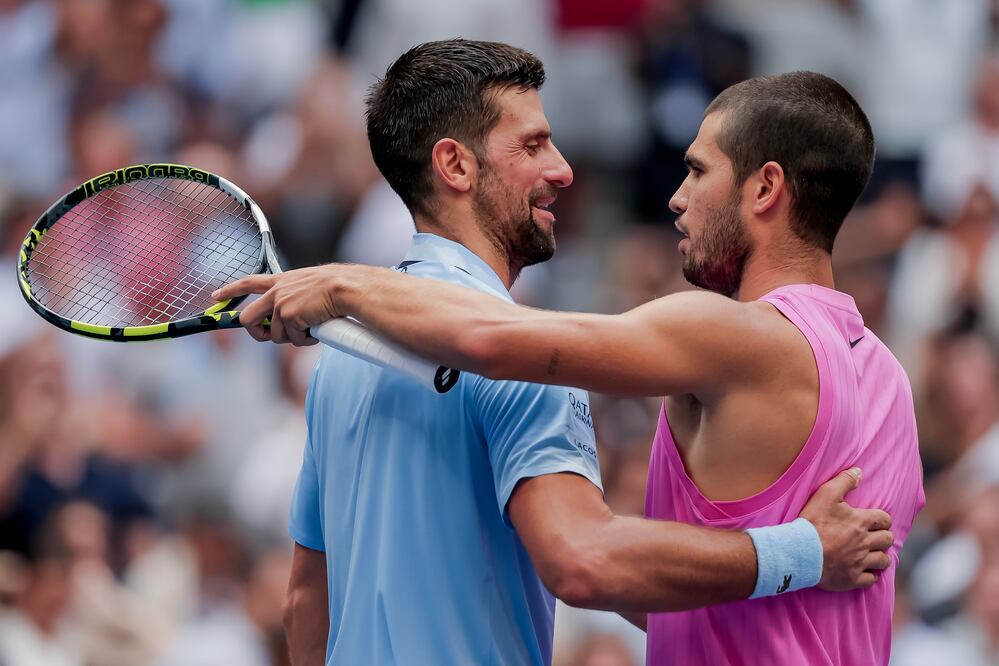 Carlos Alcaraz y Novak Djokovic abrazándose, durante la semifinal de US Open - Foto: EFE