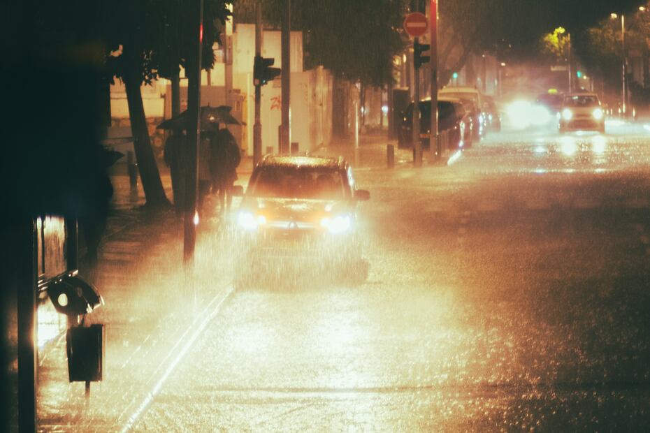 Manejar bajo la lluvia. Foto: Unsplash