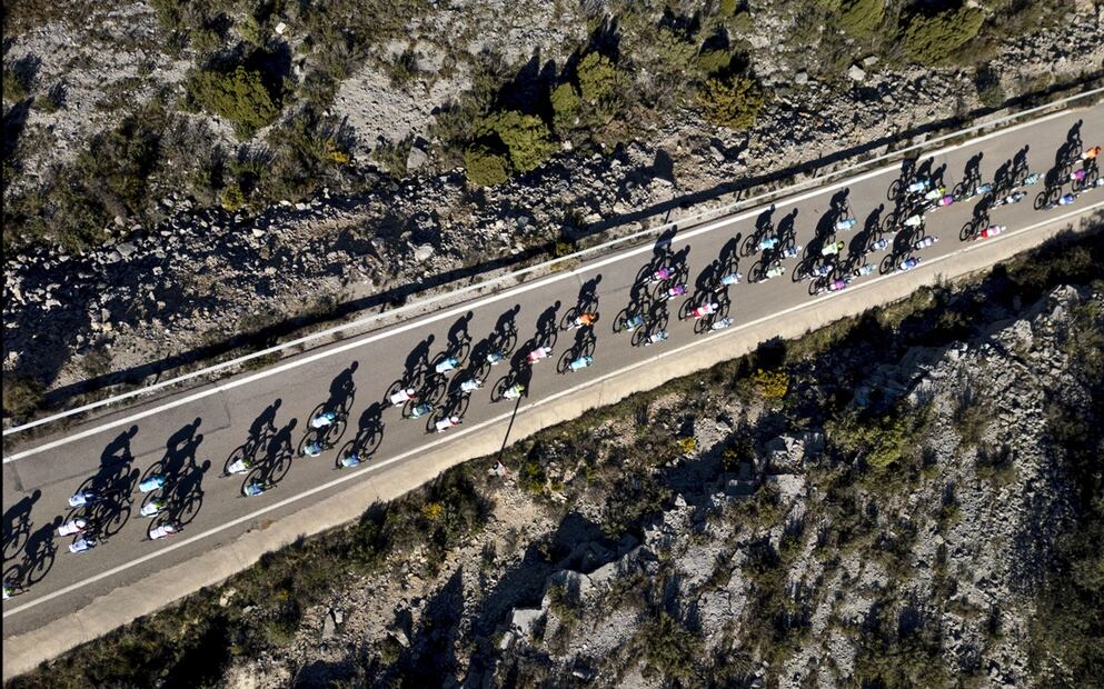 Imagen tomada con un dron del pelotón de la cuarta etapa de la Volta a la Comunitat Valenciana en el descenso del puerto de La Bandereta durante la etapa reina, entre Oropesa del Mar y el Portell de Morella, el 8 de febrero de 2025. Foto: EFE